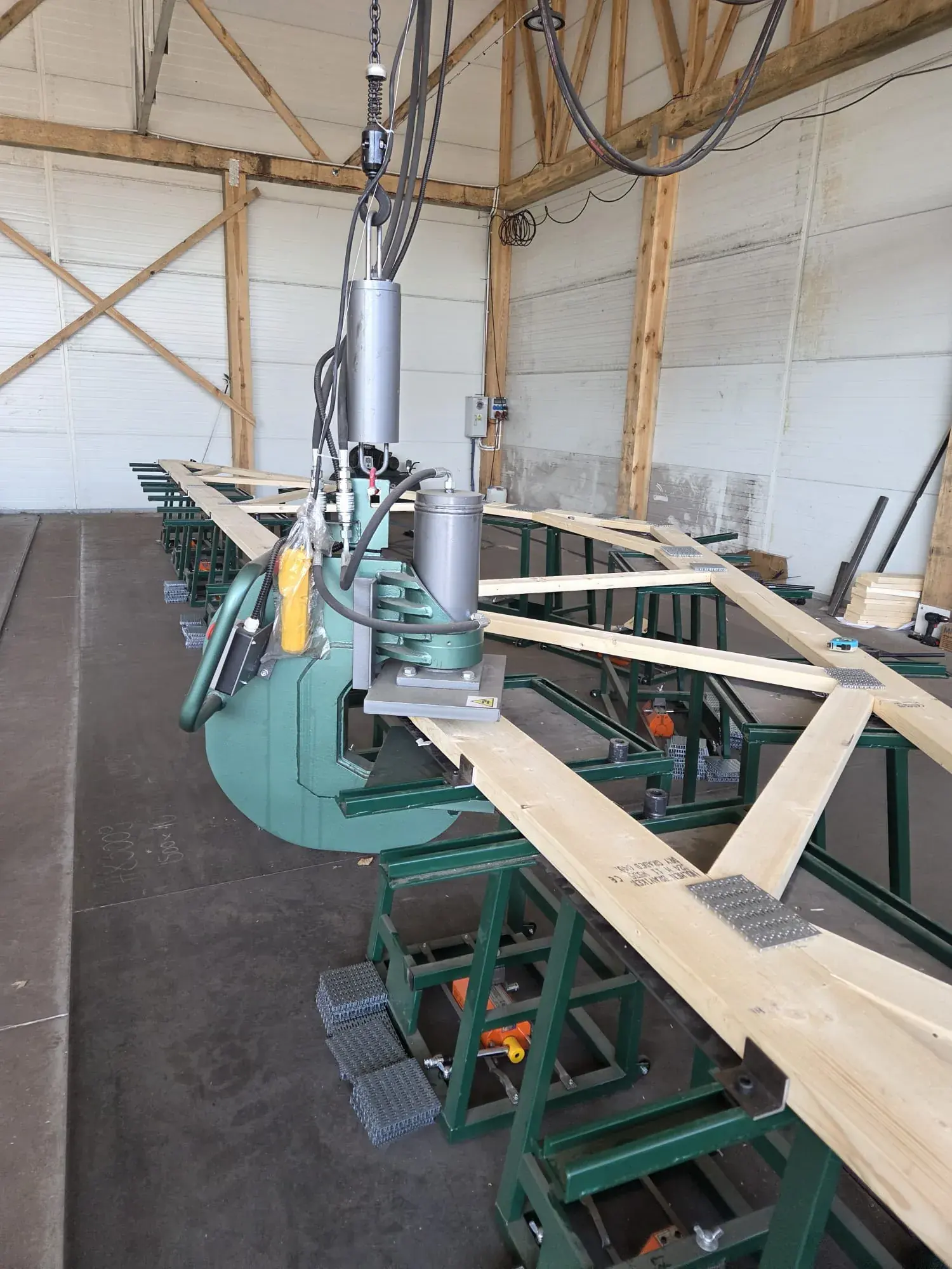 Prefabrykacja wiązarów dachowych w hali produkcyjnej